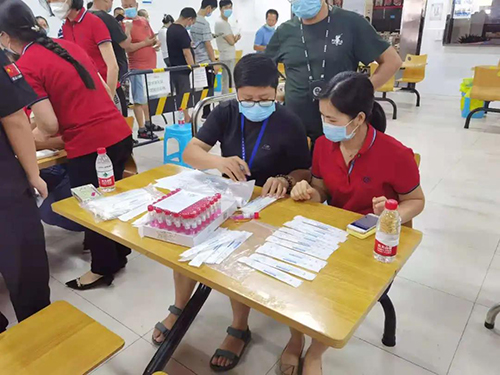 中檢深圳公司第六黨支部‘華通威’第二次支援社區(qū)核酸檢測